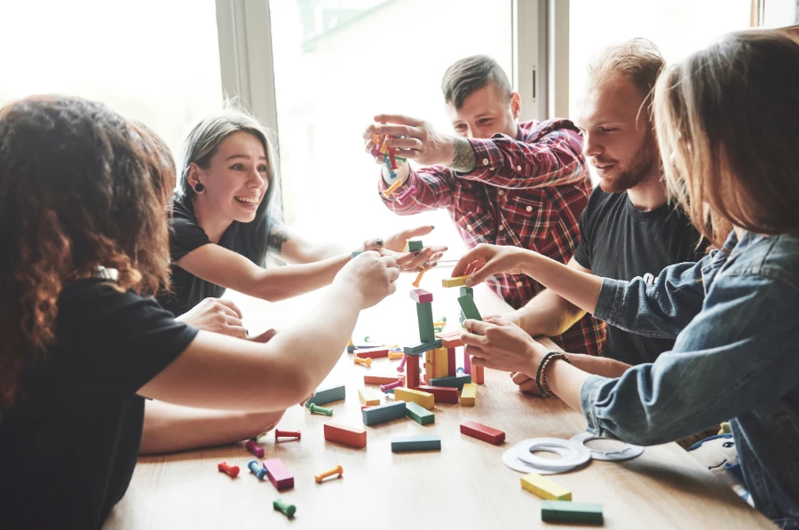 20 jogos e brincadeiras para fazer em grupo com amigos