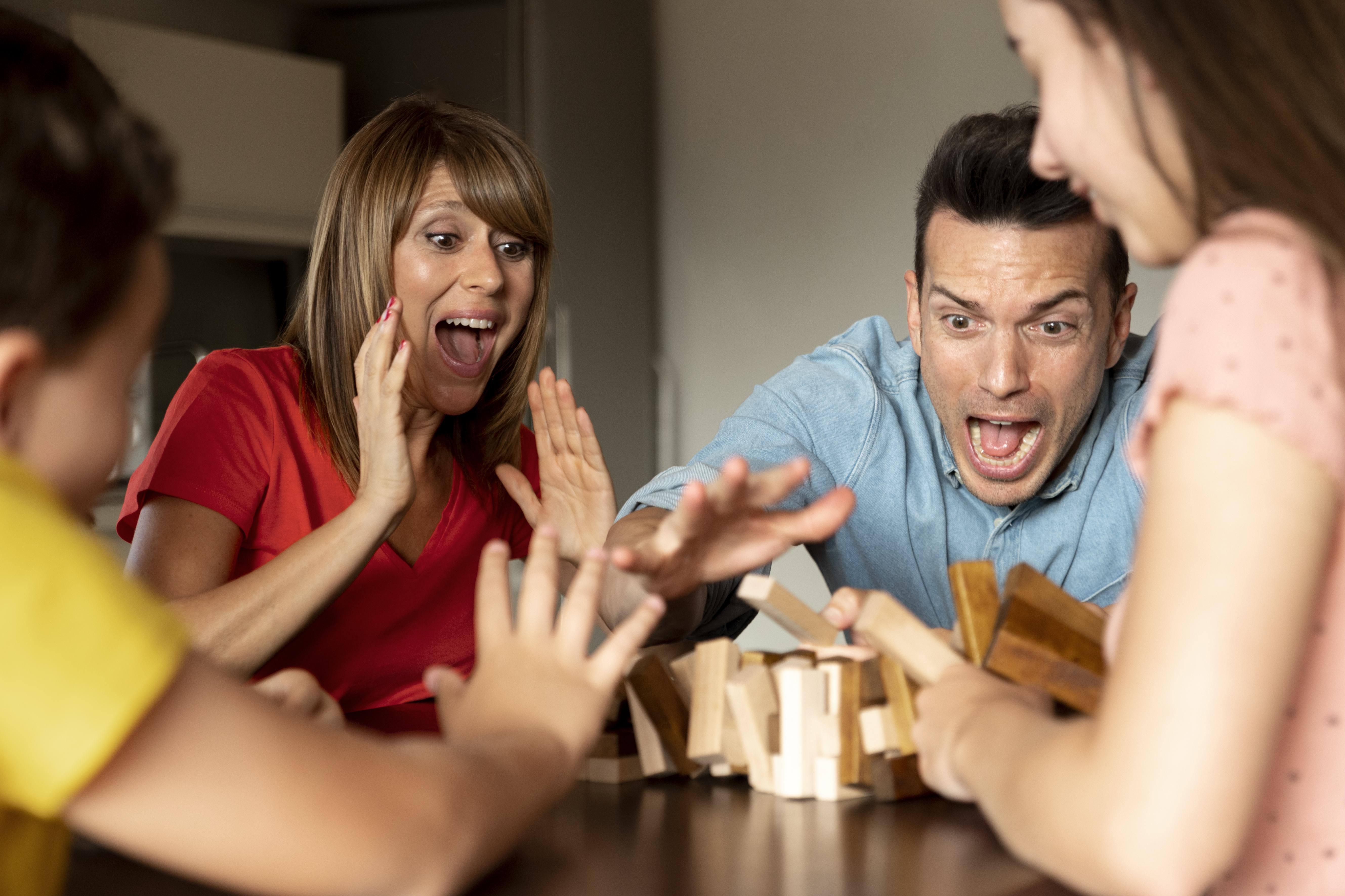 Descubra opções incríveis de brincadeiras em grupo com jogos analógicos  para se divertir com os amigos