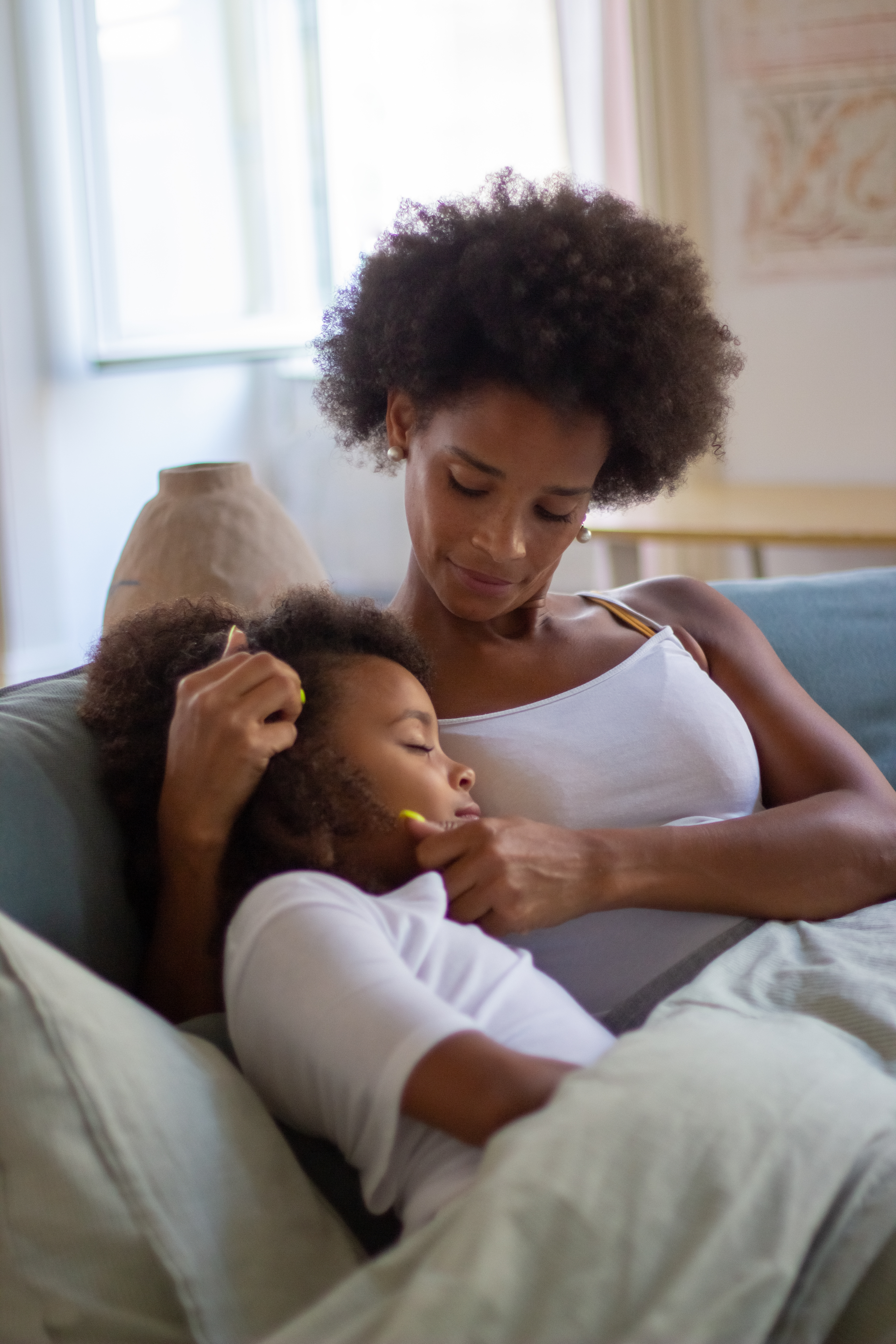 Mãe e filha se abraçam