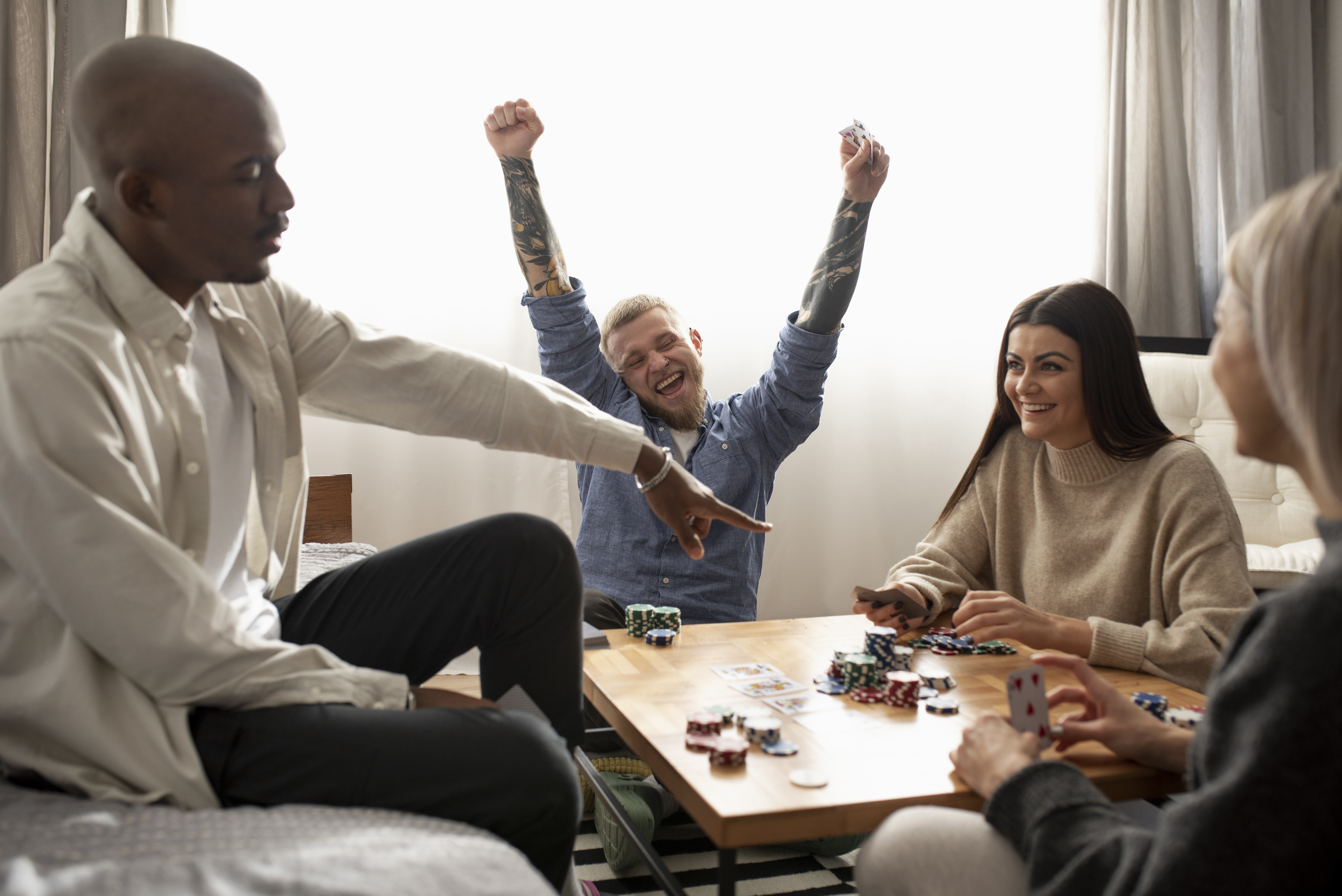 Amigos jogando jogos para celular em seu celular conceito de