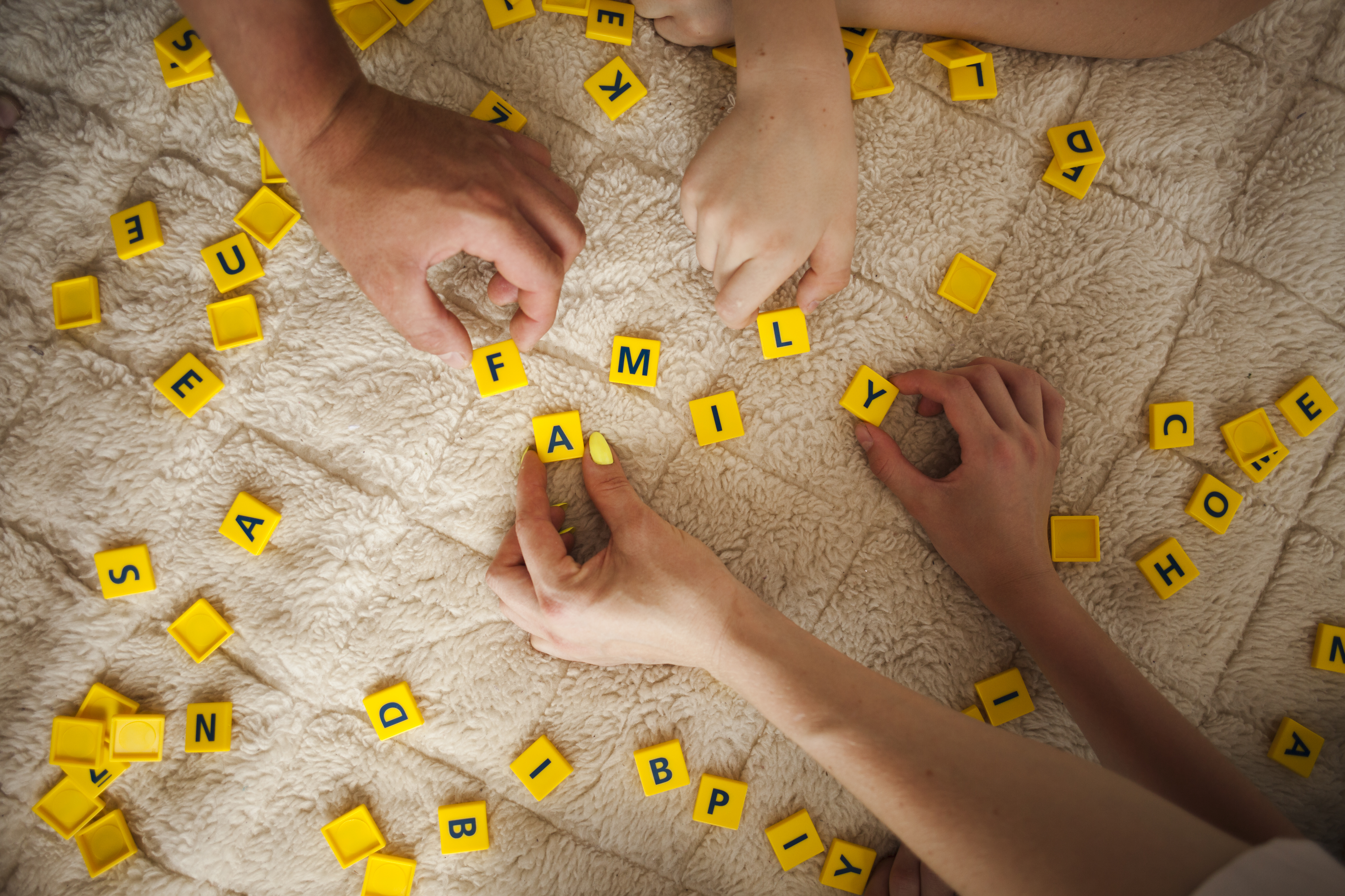 Jogos com papel e caneta para se entreter em casa